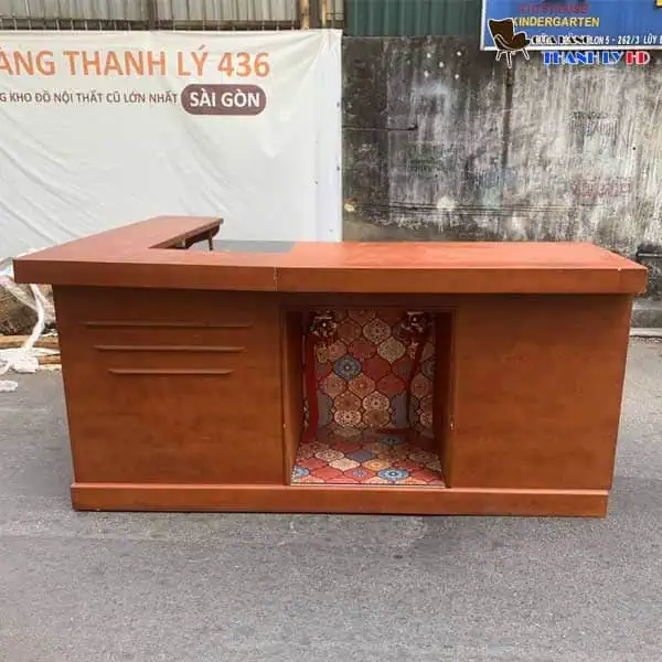 Quầy lễ tân với khung thờ ông địa