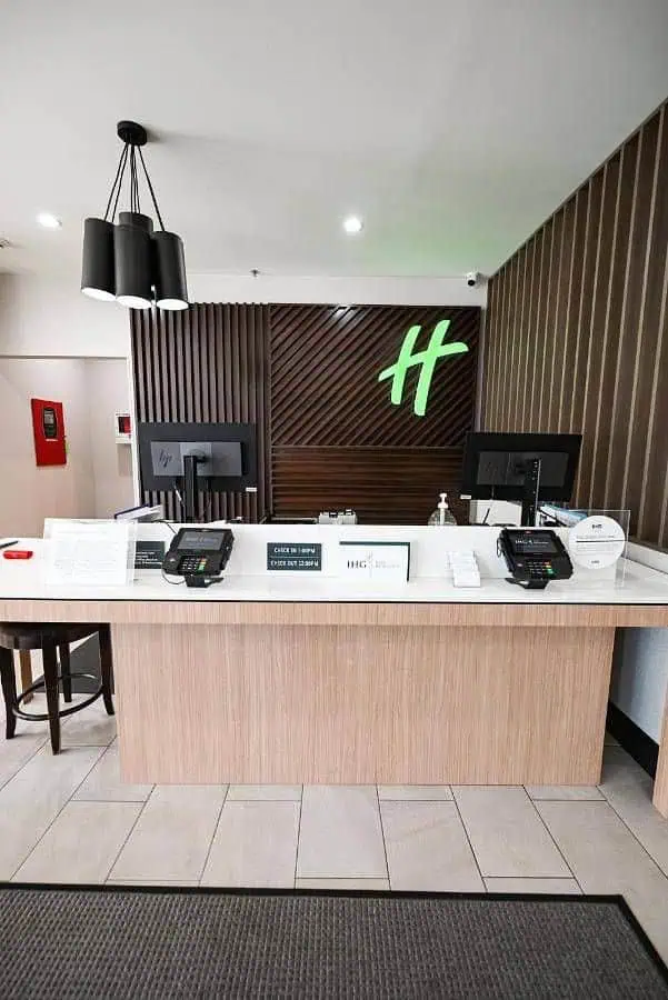 Mẫu quầy Bar gỗ giả mặt đá