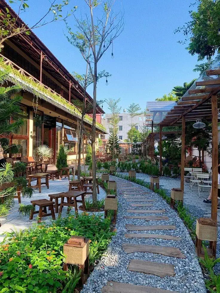 Thiết kế quán ăn ngoài trời với lò nướng bàn tiện lợi và không gian ngoài trời rộng rãi
